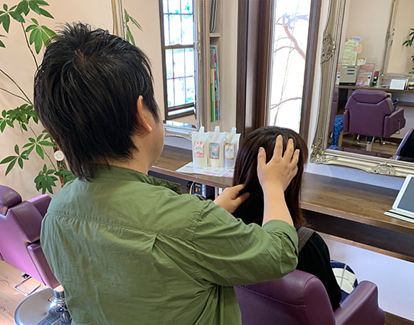 髪質・頭蓋骨の状態をチェックして収まりの良い小顔になるヘアスタイル決め